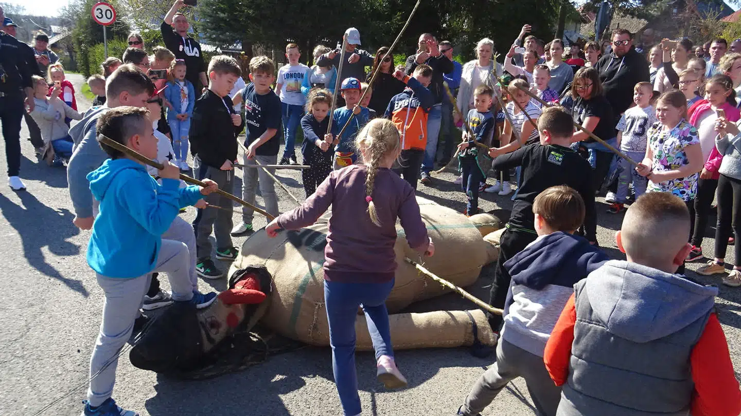 This picture taken on April 19, 2019 shows children using sticks to beat an effigy of Judas on Good Friday, April 19, 2019 in the town of Pruchnik, Poland. - The World Jewish Congress has condemned the Polish town after reports that residents hung and burnt an effigy "made to look like a stereotypical Jew" in a revival of an old Easter tradition. (Photo by Hubert Lewkowicz / AFP)