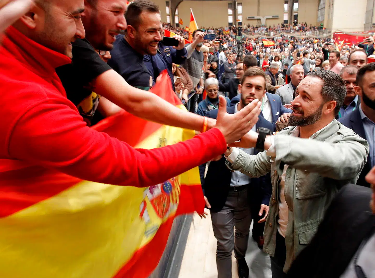 Vox-lederen Santiago Abascal hilser på tilhængere under et af det nøjrenationale partis overalt i landet velbesøgte valgmøder – her i den sydøstspanske by Alicante.