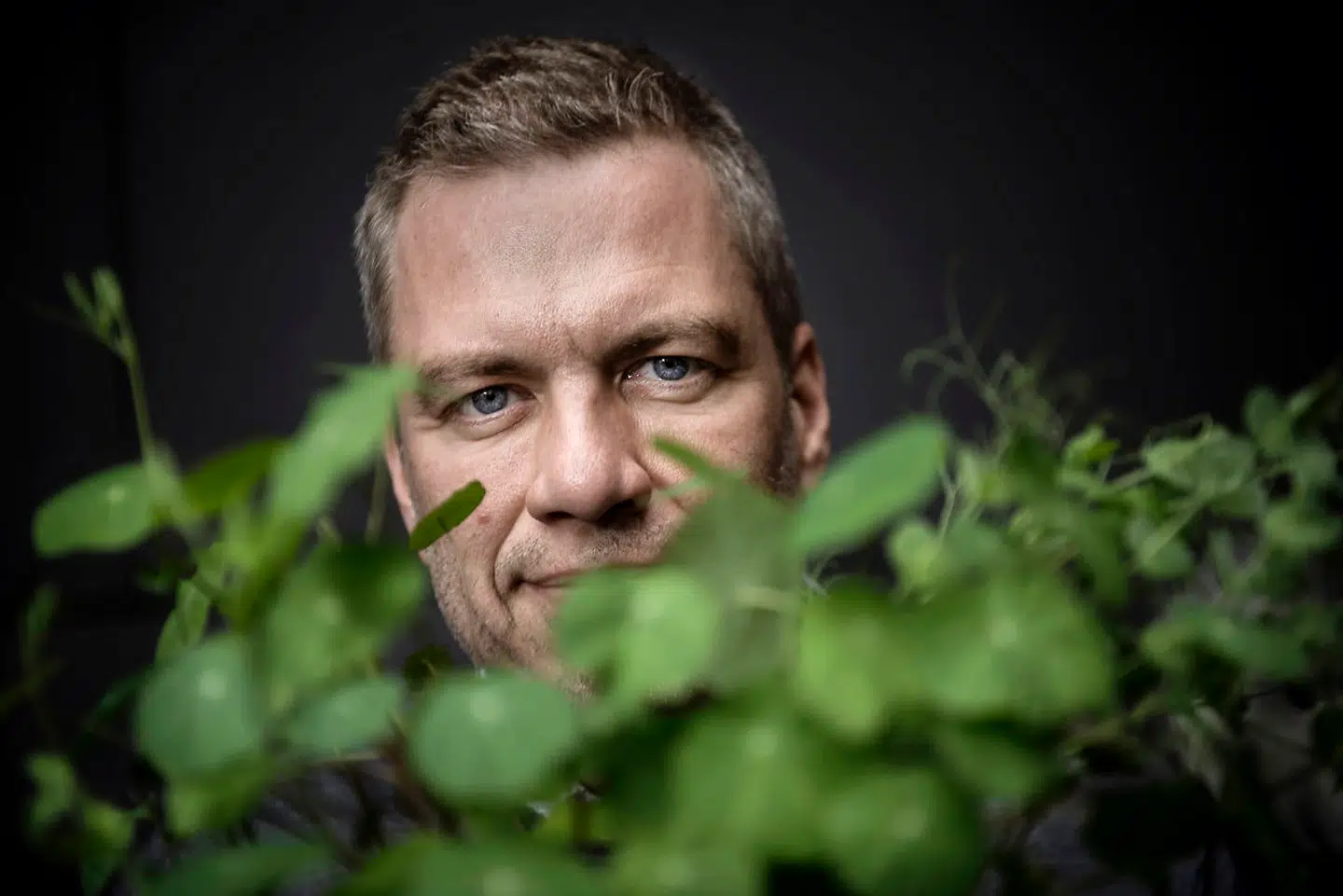 Michael Stausholm er stifter af Sprout og lancerede i 2013 verdens første blyant, der kan plantes og spire til blomster og krydderurter. Nu lancerer Sprout et nyt patenteret produkt, der er en bionedbrydelig og plastikfri ske med interegreret te, så man slipper for plastikskeen.