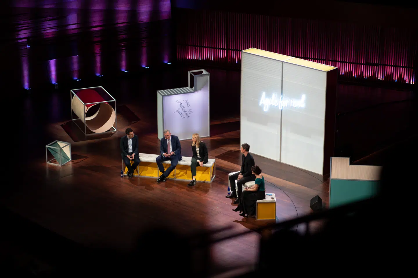 Ifølge det danske konsulentfirma Implement Consulting Group står mange virksomheder foran store drastiske forandringer i fremtiden, som kan have afgørende effekt på deres drift. Virksomheder skal i højere grad gentænke deres ledelses- og virksomhedskultur for at stå mod de forandringer, siger firmaet.