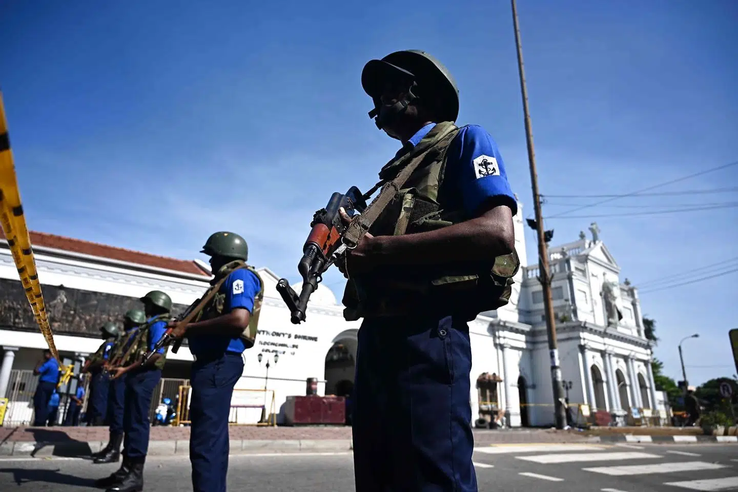 Sri Lankas sikkerhedsstyrker, der her bevogter en kirke i hovedstaden Colombo, er mandag morgen i højeste alarmberedskab. Men hvis de havde reageret på detaljerede advarsler fra nabolandet Indien, kunne søndagens massakre måske være undgået eller i hvert fald begrænset,
