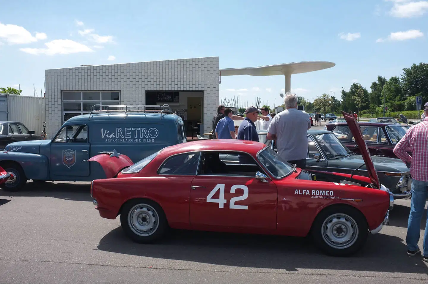 Klassikernetværket ViaRETRO har taget »Cars & Coffee«-fænomenet til sig, og arrangerer ugentligt møder ved Arne Jacobsen-tanken på strandvejen.