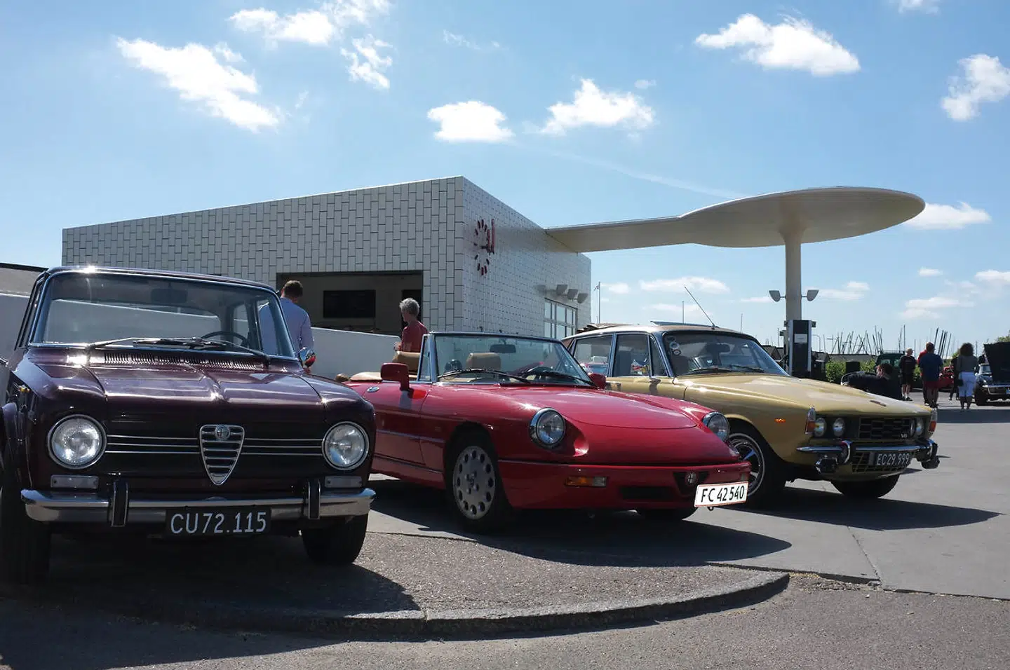 Der er både klassiske kaffemøder og tirsdagsburgermøder på Arne Jacobsen-tanken på strandvejen, og bilerne spænder bredt – fra gamle italienere til skrøbelige briter som her på billedet.