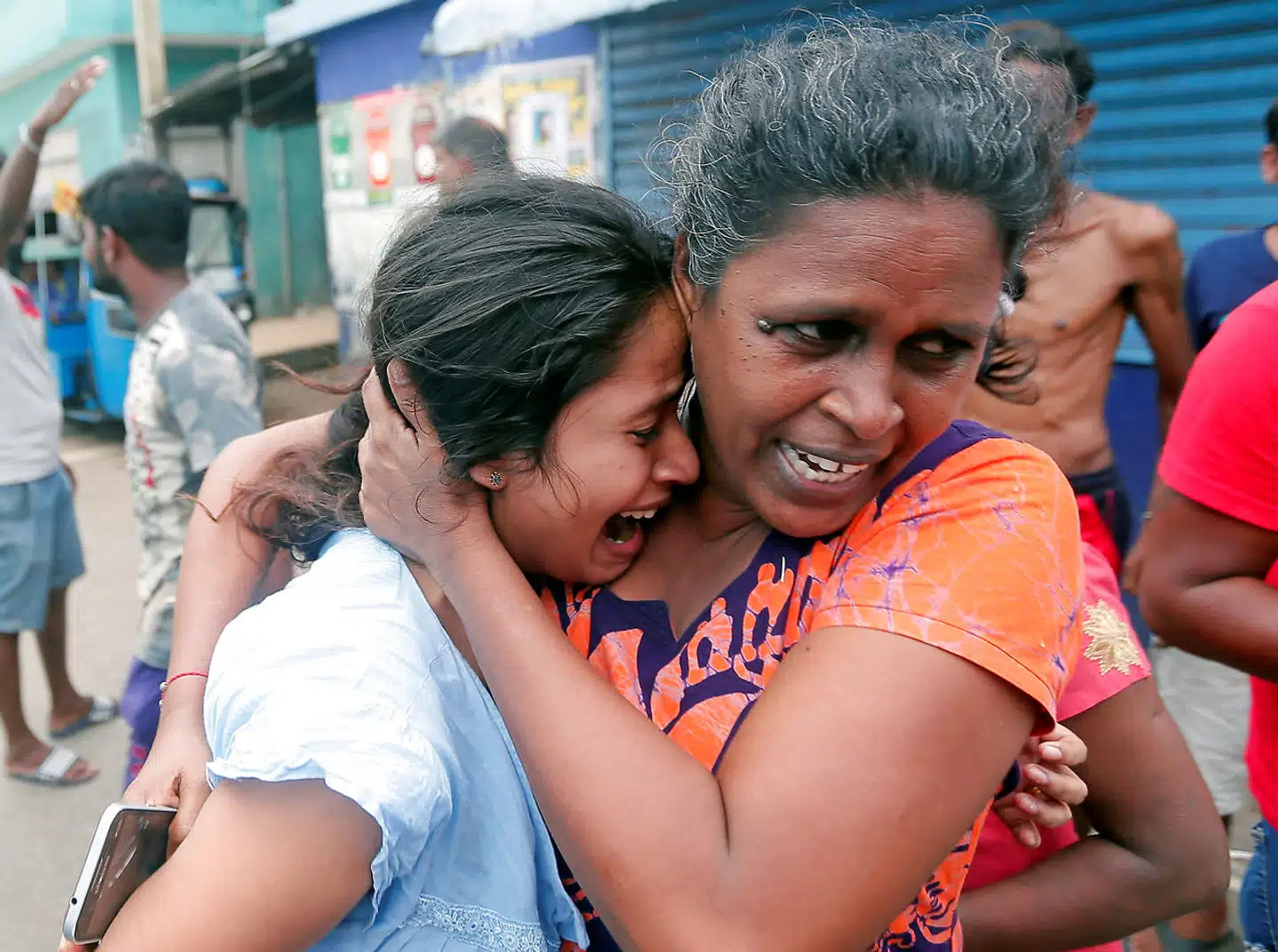 Folk i nærheden af kirker blev evakueret, da man havde fundet spor efter nye bomber i Sri Lanka 22. april.