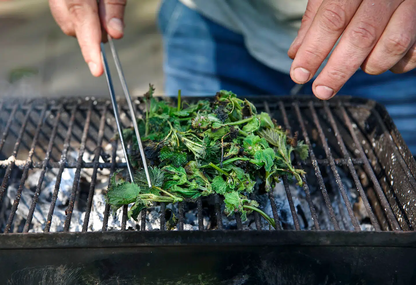 Nælder på grillen.