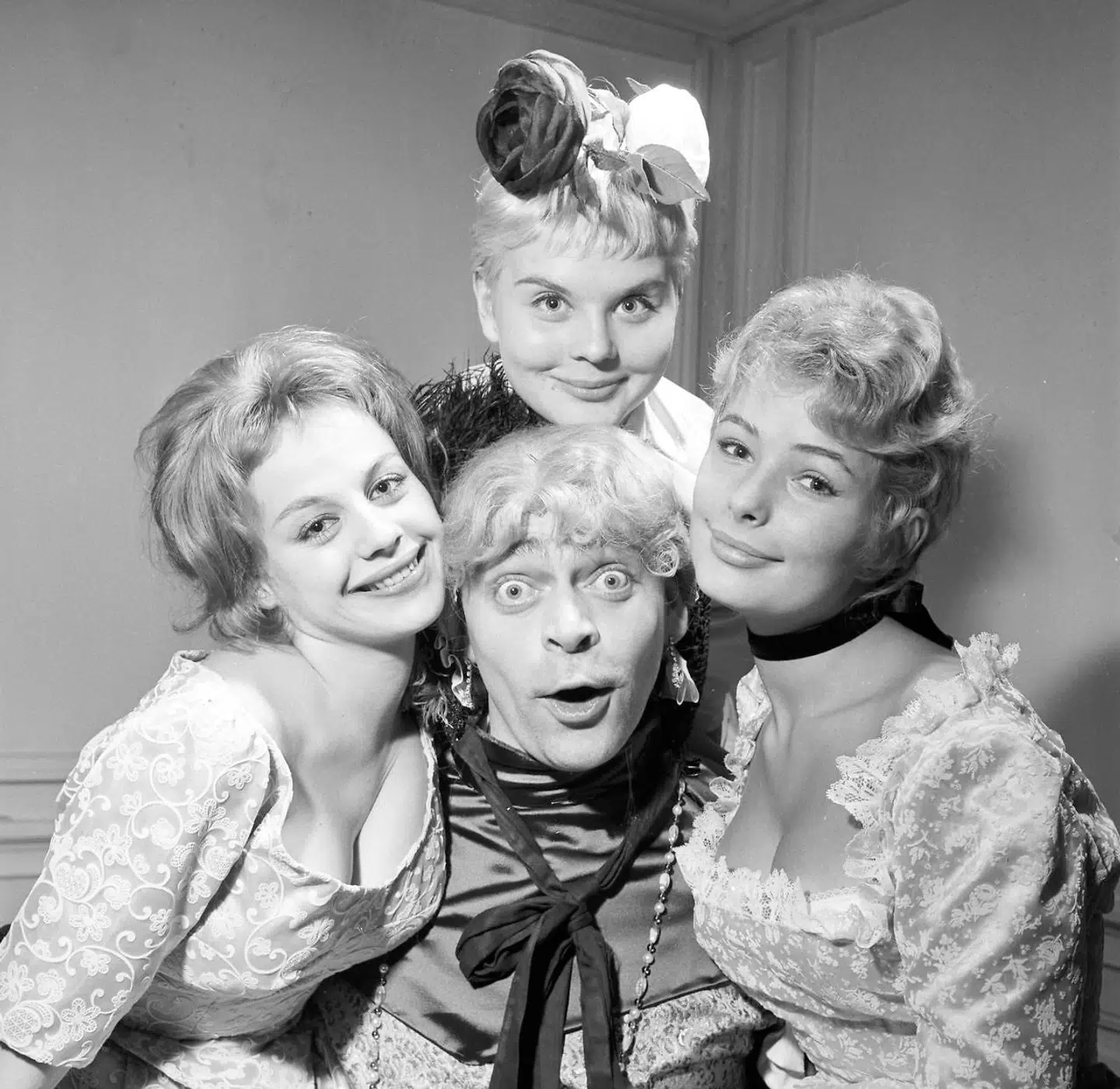 En meget ung Lone Hertz sammen med Dirch Passer, Judy Gringer og Vivi Bak i teaterstykket »Charlies Tante« på ABC Teatret i 1958.