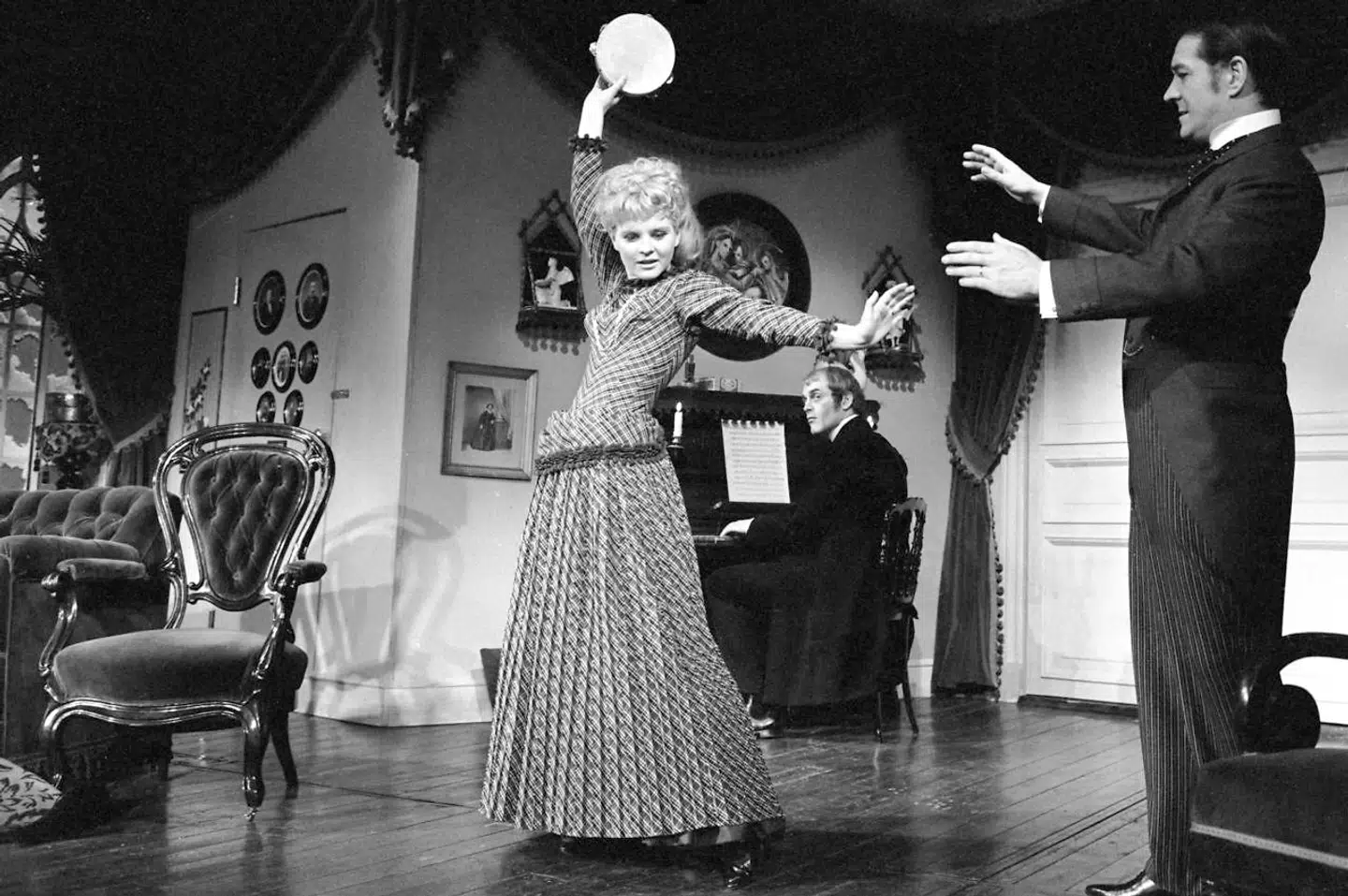 Lone Hertz som Nora sammen med Axel Strøbye som advokat Helmer i Ibsens »Et dukkehjem« på Folketeatret i 1967. Også privat dannede de to skuespillere par fra 1962 til 1975 – og fik børnene Michaela og Tomas.