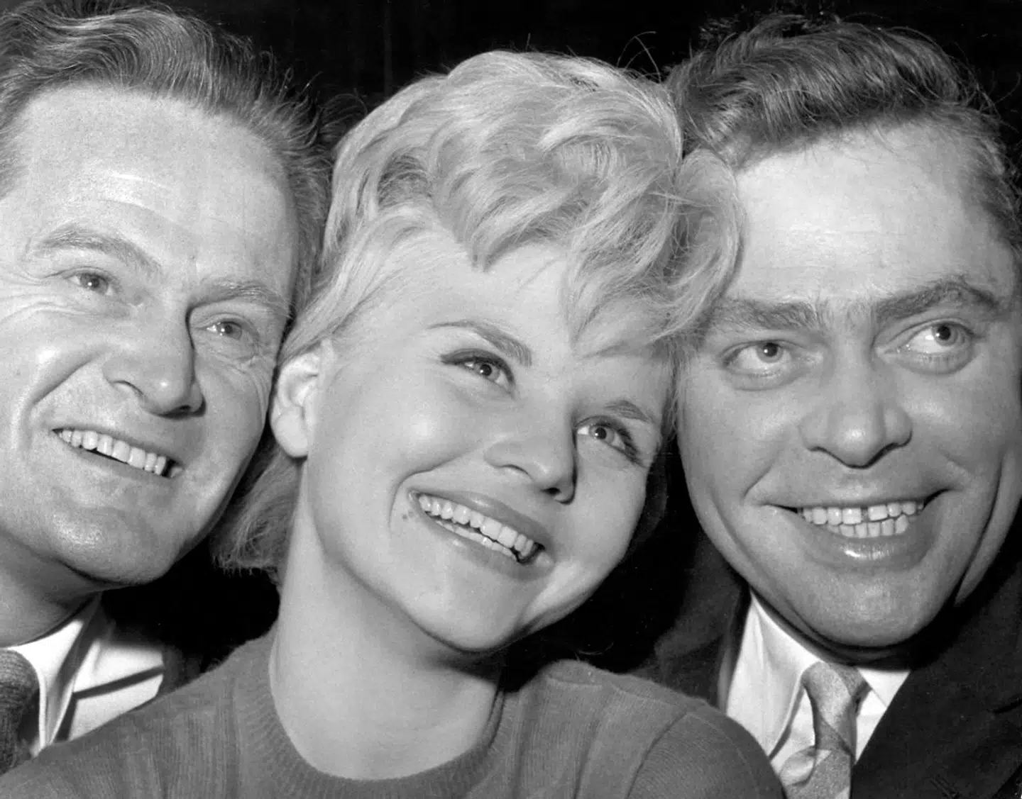 Lone Hertz i godt selskab med Ove Sprogøe og Dirch Passer i forbindelse med teateropsætningen af John Steinbecks »Mus og mænd« på Aveny Teatret i 1961.