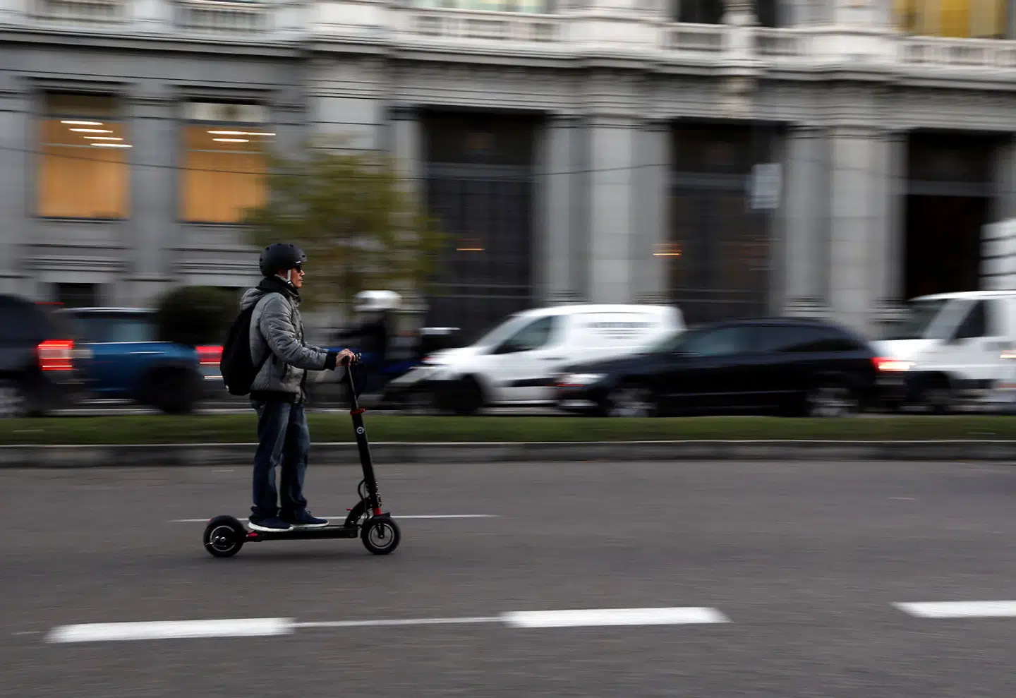 Denne løbehjulsbruger er en sjældenhed. Kun 35 pct. af de omkring 20.000 spaniere, som drøner rundt på de nye elektriske transportmidler, bruger styrthjem.