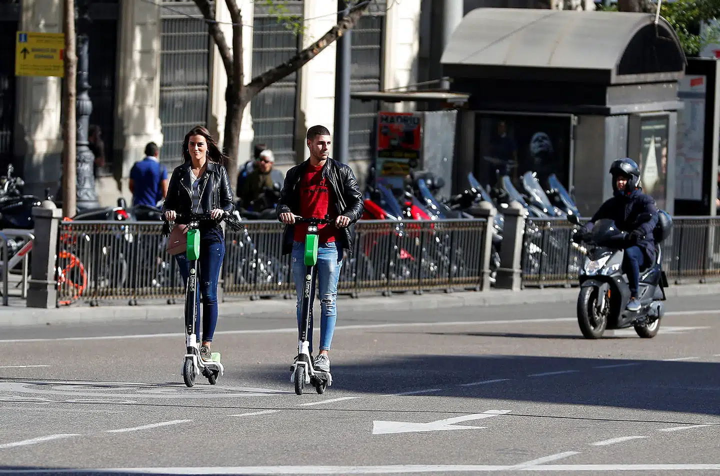 Mange spaniere færdes på deres løbehjul med dødsforagt som her midt ude på en gade i Madrid. Politiet har i flere tilfælde stoppet brugere på motorvejsstrækninger med tunede løbehjul, der kunne køre op til 85 km/t.