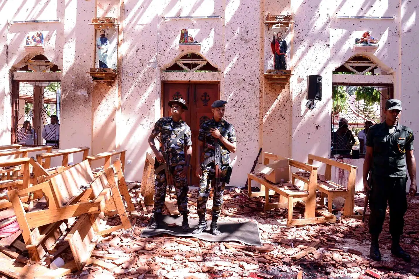 Srilankanske soldater inde i St. Sebastians kirke ved Katuwapitiya i Negombo efter terrorangrebet søndag.