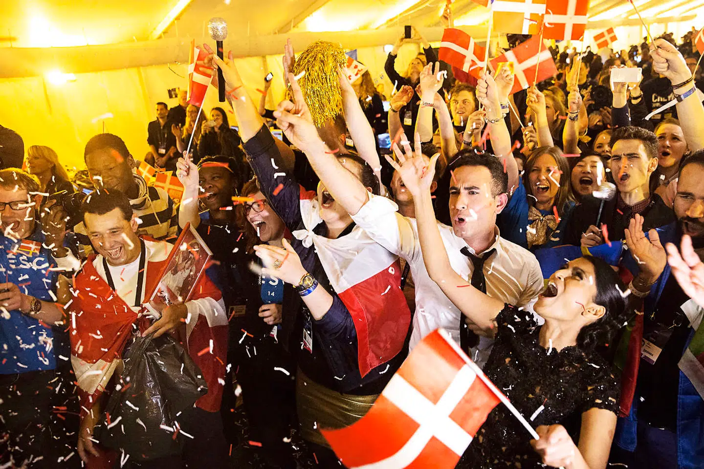 Ulla Essendrop og Abdel Aziz Mahmoud giver den gas i pressecentret under Det Europæiske Melodi Grand Prix i 2014.