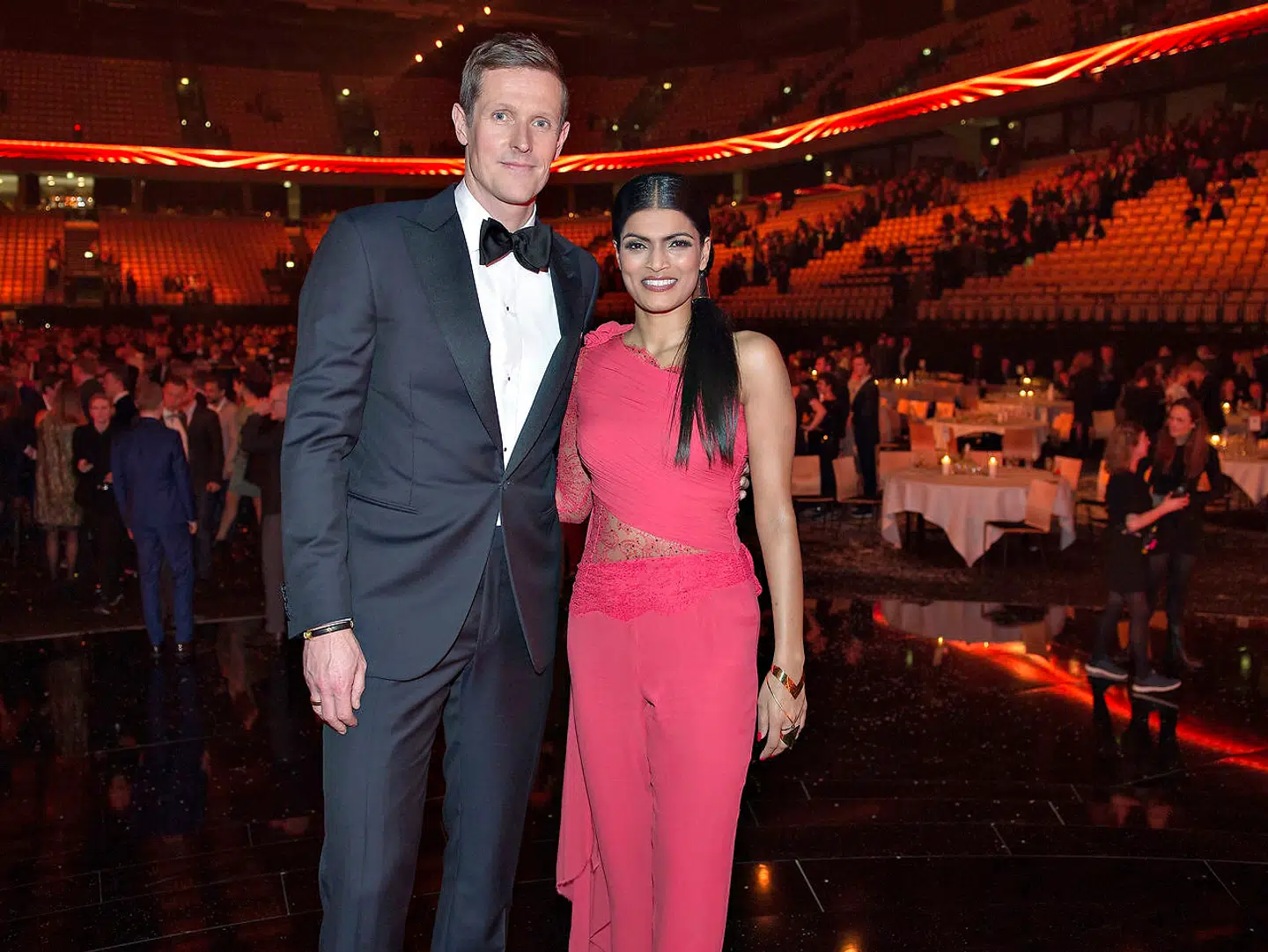 Ulle Essendrop har en fortid som professionel danser - hvilket ses tydeligt på dette billede, hvor hun sammen med Peter Møller er studievært på DRs sportsgallashow, Sport2014 i Herning.