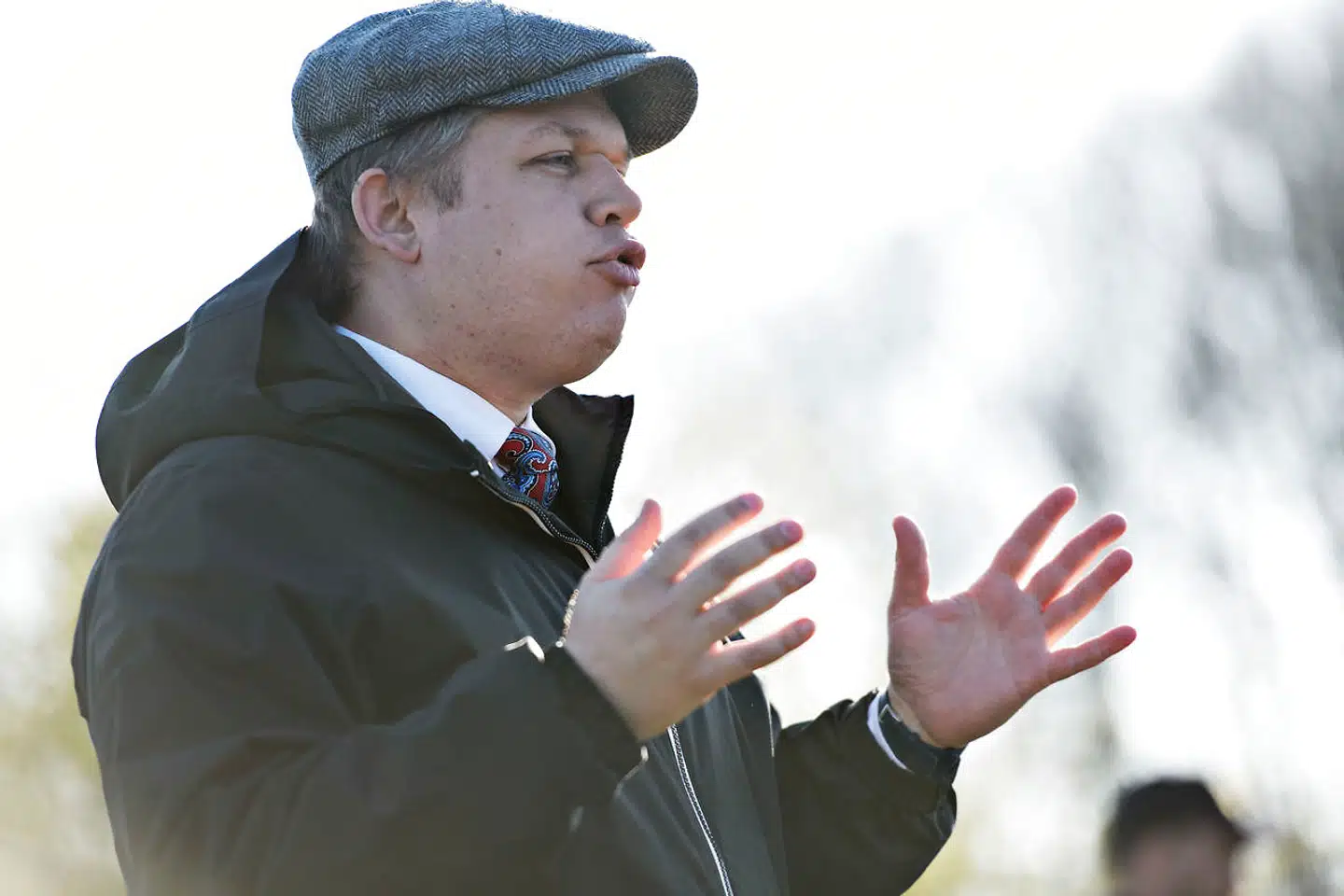 Den racismedømte og islamkritiske Rasmus Paludan, stifter af partiet Stram Kurs, taler og sætter ild til en koran på en græsplane tæt ved Greve Idrætscenter fredag den 19. april 2019. Foto: Philip Davali/Ritzau Scanpix