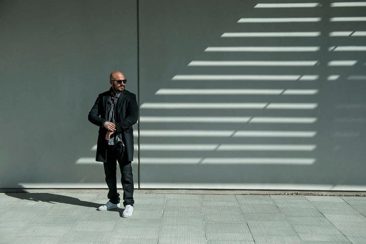 Han skal ikke bevise noget, har heller ikke brug for at lægge afstand til sin opvækst gennem statussymboler: »Det er for længst forbi,« siger han.