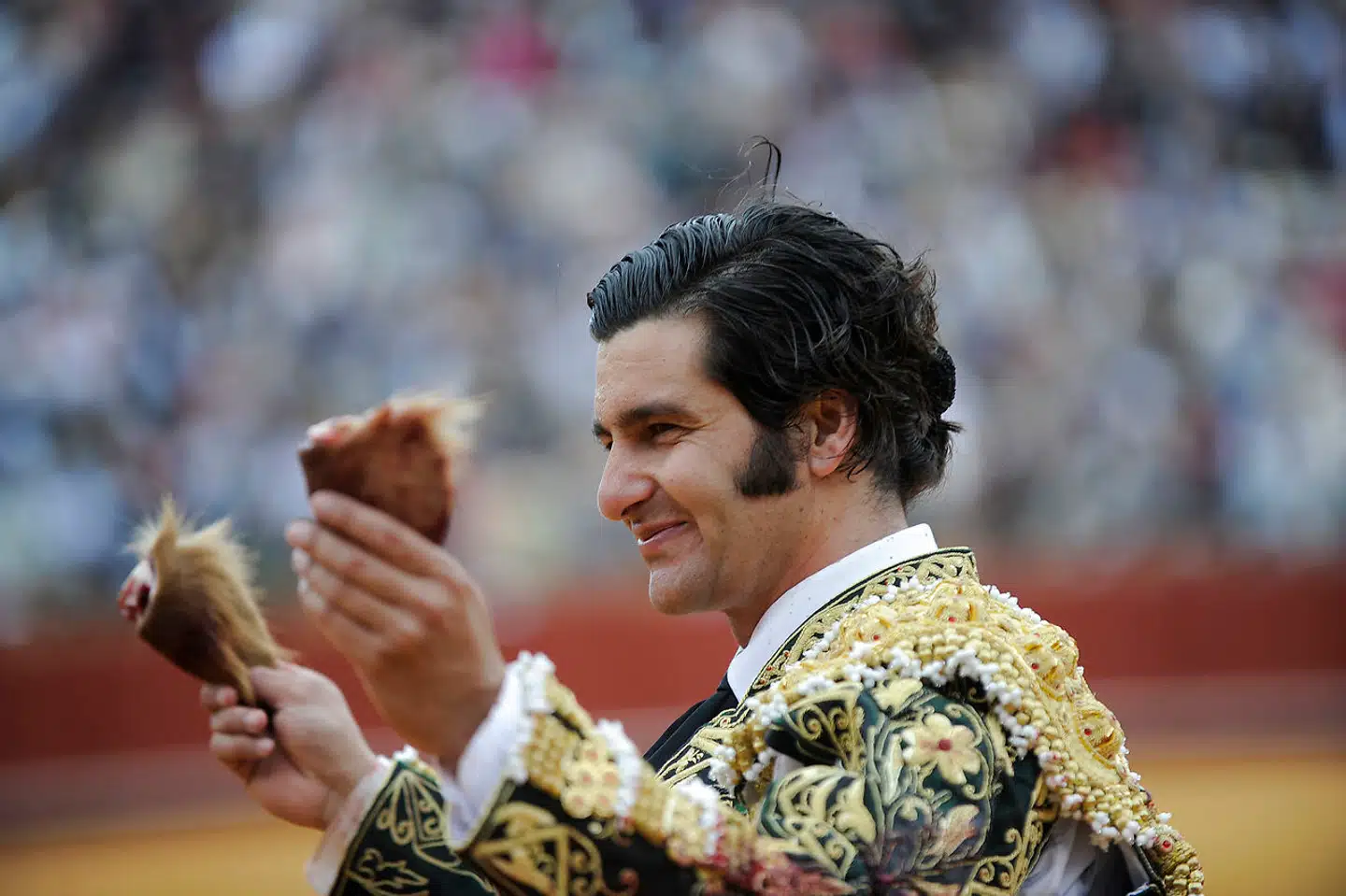 Den andalusiske matador og en af øjeblikkets store stjerner, Morante de la Puebla, var den første til at springe ud politisk og erklære sin støtte til det højrenationale parti Vox. Her er han blevet præmieret med tyrens afskårne ører efter en succesrig optræden.