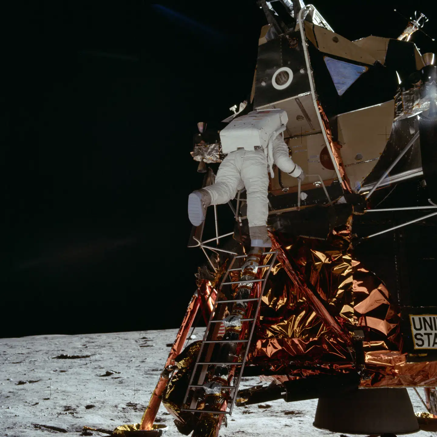 Buzz Aldrin på vej ned ad stigen for at blive det andet menneske på Månen.