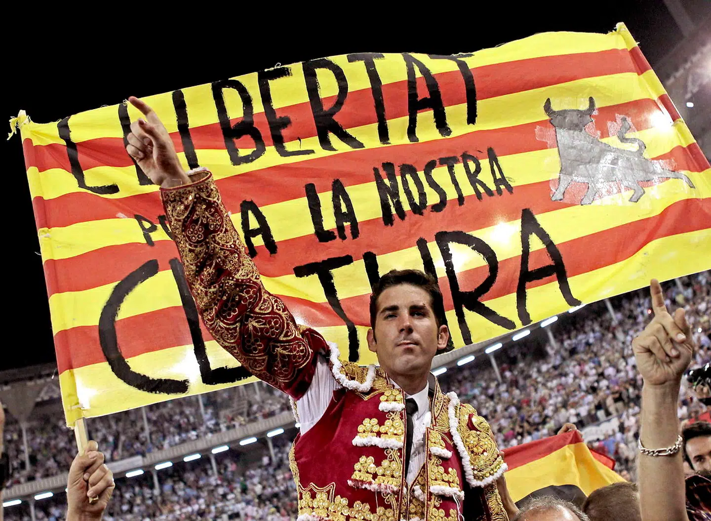 Serafin Marín bæres i triumf ud af Barcelonas arena efter den foreløbig sidste tyrefægtning i Catalonien 25. september 2011. Bag ham ses et banner i de catalanske nationalfarver med påskriften »Frihed for vores kultur«.