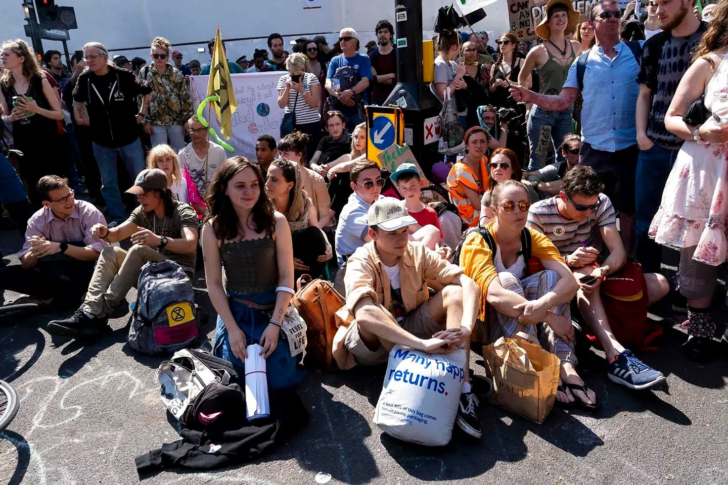 Extinction Rebellion har gennem hele ugen demonstreret i flere lande. Her en del af bevægelsen fotograferet i London. (Photo by Niklas HALLE'N / AFP)