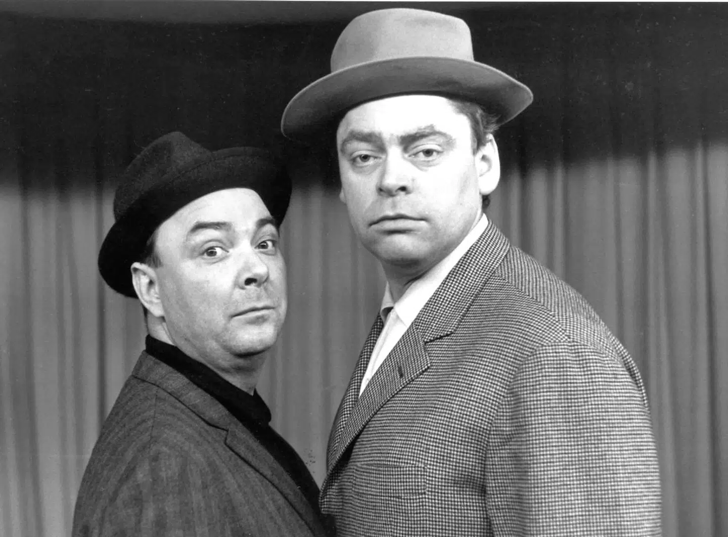 Det var revydirektør Stig Lommer, der to initiativ til samarbejdet mellem Dirch Passer og Kjeld Petersen under navnet Kellerdirk Bros i slutningen af 1950erne. Navnet har siden 1982 levet videre i Café Kellerddirk, men det er tvivlsomt, om det også har en fremtid i det nye byggeri ved Aveny-T.