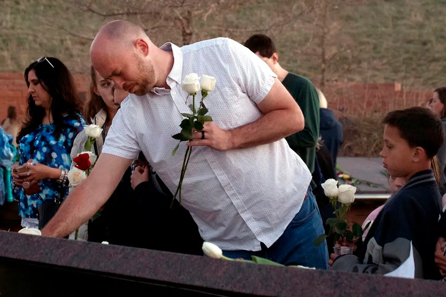 Will Beck, der overlevede skyderiet på Columbine High School i 1999, mindes på 20-års dagen for massakren sine medstuderende og lærer på Columbine Memorial i Littleton, Colorado.