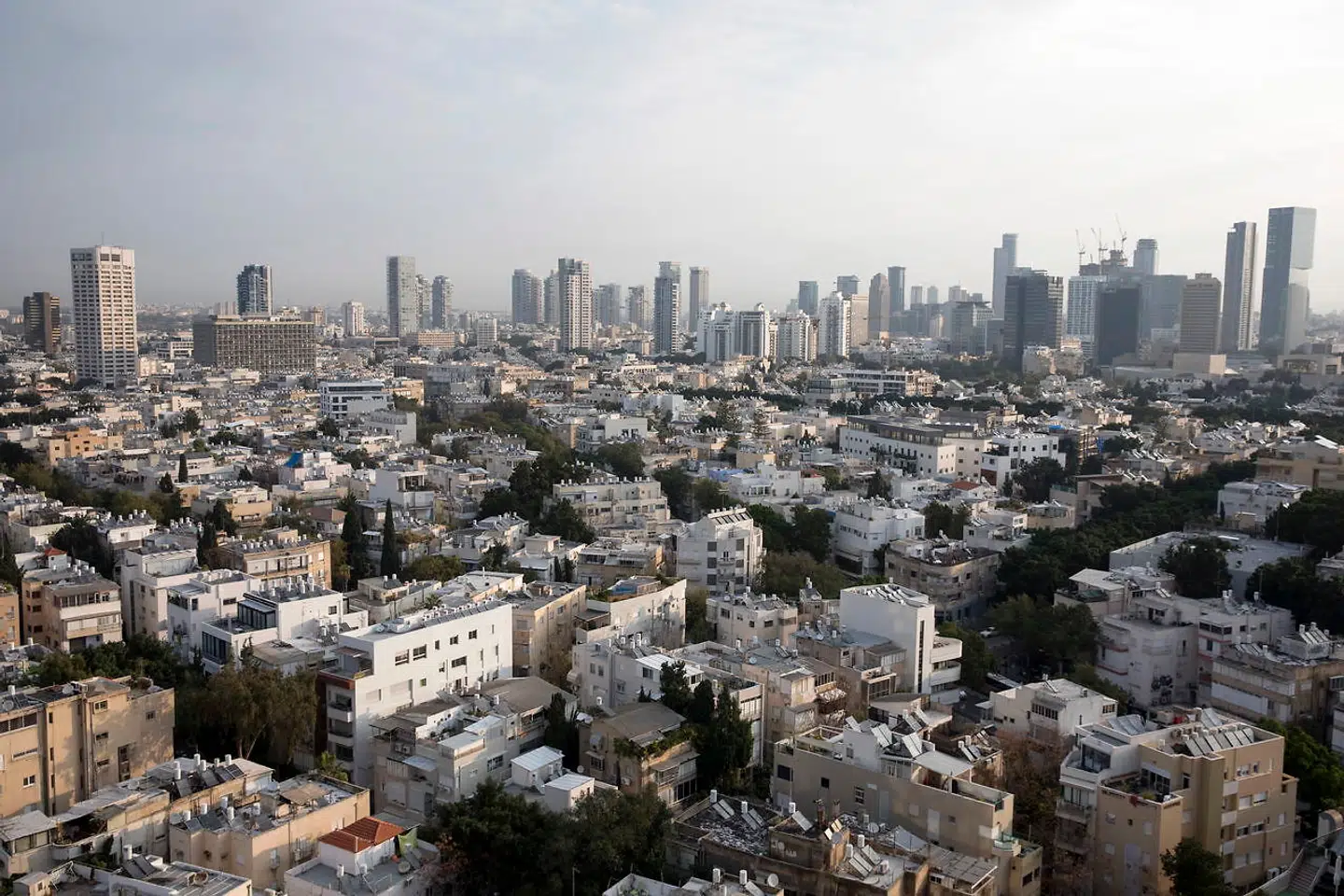 Tel Aviv er Israels næststørste by med cirka 450.000 indbyggere. Hele bykernen er præget af arkitekturen fra 1930erne, men er samtidig under konstant forandring.