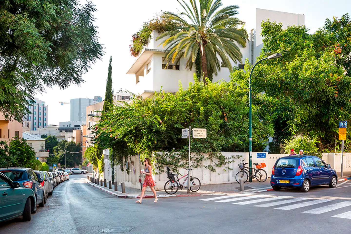 Tel Aviv er anlagt, så der er luft, lys og plads til vegetation mellem husene. Læg mærke til udhænget over vinduet, som sørger for skygge om sommeren.
