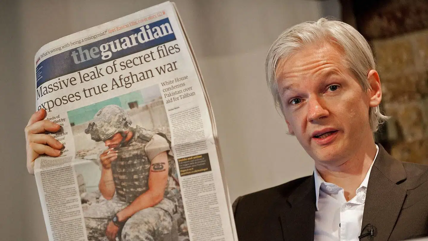 Julian Assange dengang han syntes at have verden i sin hule hånd. Vi skriver 26. juli 2010, og den australske stifter af WikiLeaks præsenterer stolt Guardians forsidehistorie fra samme dag om et datalæk, der skulle afsløre den »virkelige krig i Afghanistan«.