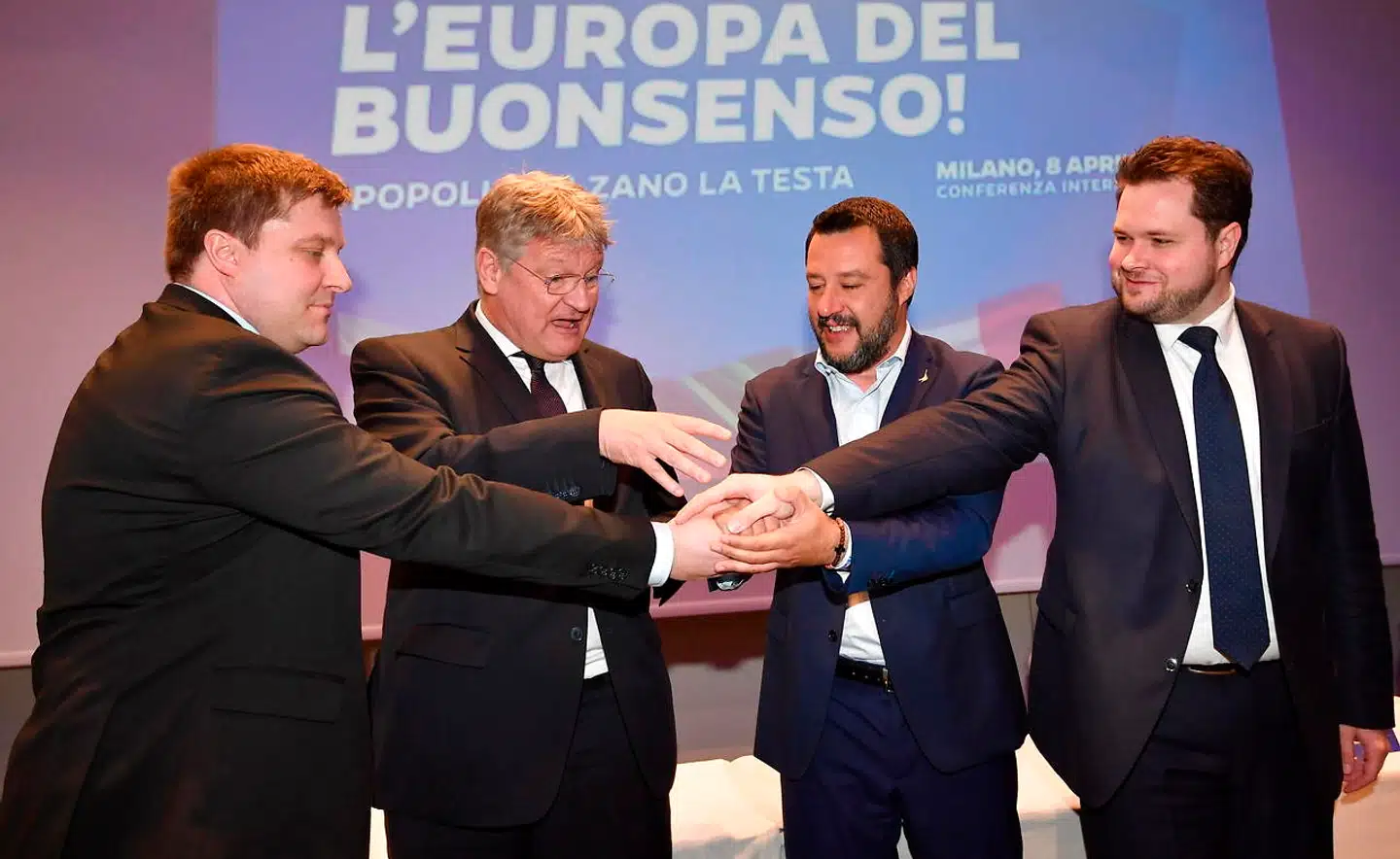 Italiens Matteo Salvini står i spidsen for en ny højrenational fraktion, som forleden samlede ligesindede i Milano. Fra venstre er det Olli Kotro fra De Sande Finner, Joerg Meuthen fra tyske Alternative für Deutschland, den italienske indenrigsminister, Matteo Salvini, samt danske Anders Vistisen fra Dansk Folkeparti.