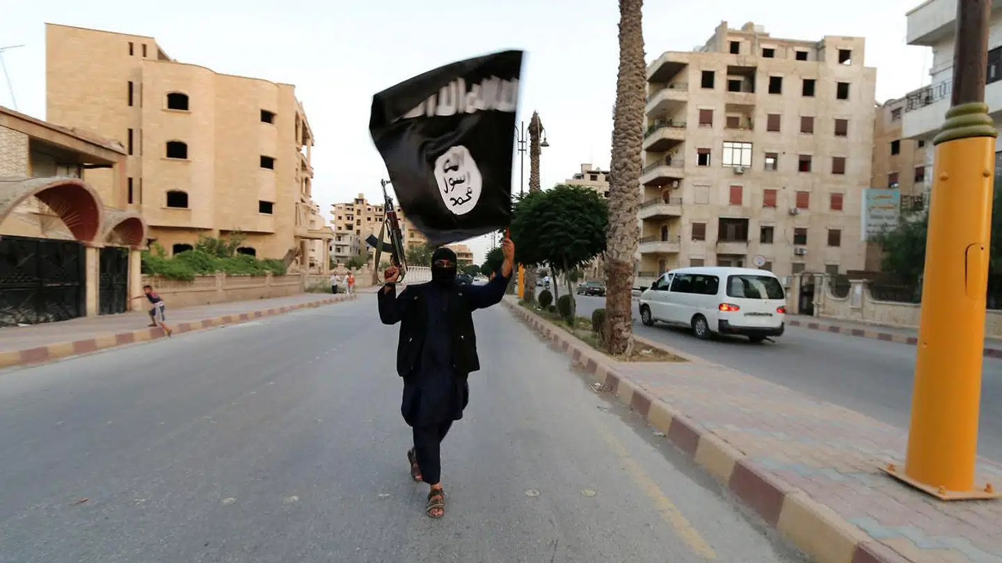 Et soldat fra Islamisk Stat vifter med den sorte fane i Raqqa, juni 2014. På det tidspunkt var byen terrorbevægelsens de facto hovedstad og gerningssted for krigsforbrydelser. Danske Jacob El-Ali var i byen, da terrorbevægelsen henrettede dusinvis af krigsfanger og stillede deres afhuggede hoveder til skue på torvet.