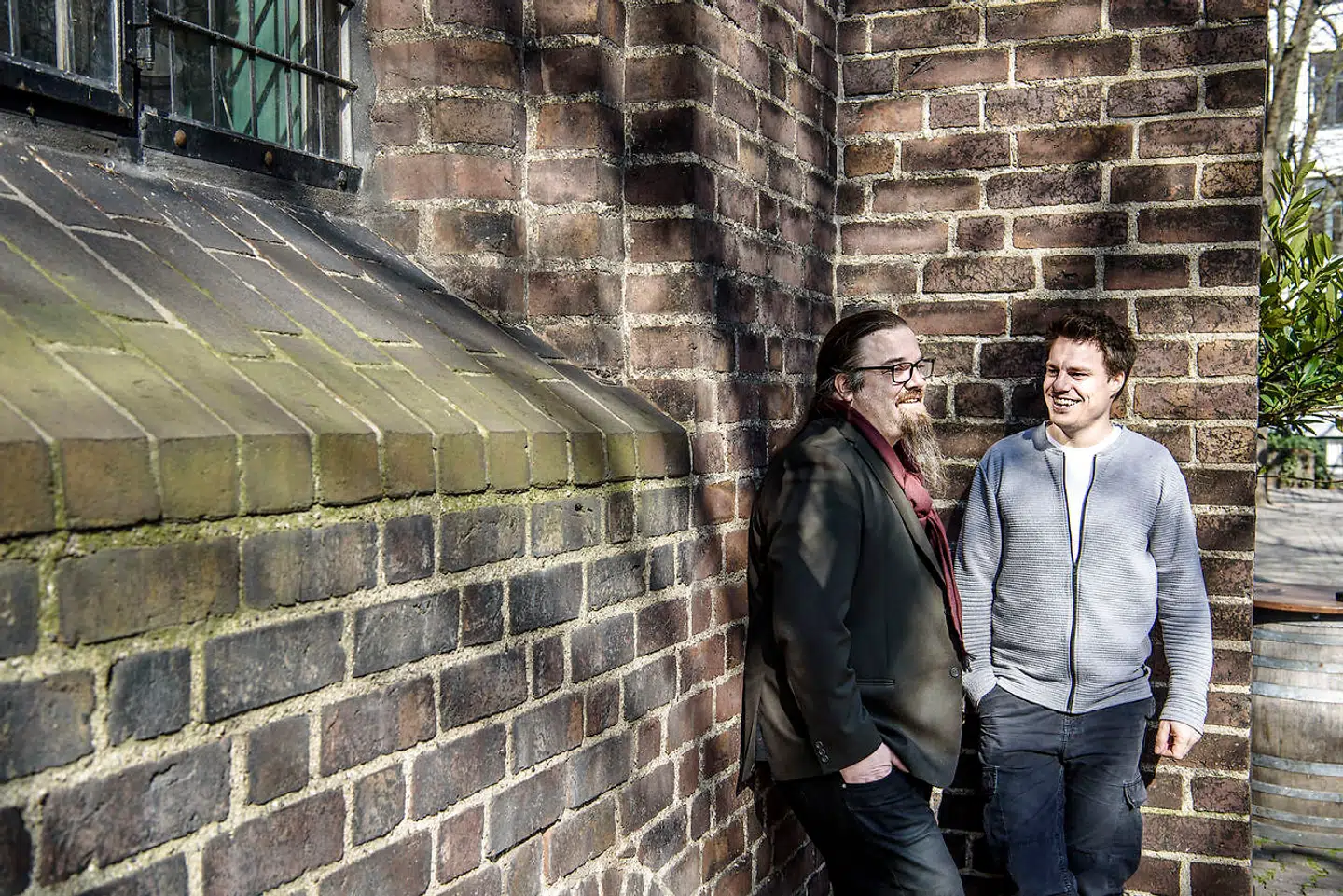 Simon Nielsen Ørregaard og Anders Stjernholm er henholdsvis formand og næstformand i Ateistisk Selskab og ses her uden for Sankt Nikolaj Kirke midt i hovedstaden.