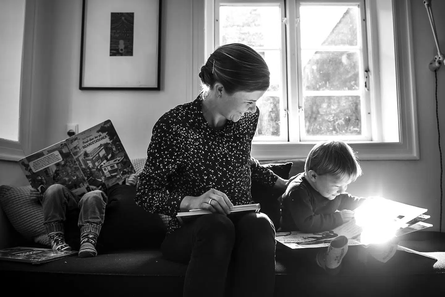 Maria med sine børn. Hun har en ph.d. i hjerneforskning, men har sagt sit job op for at passe dem hjemme.