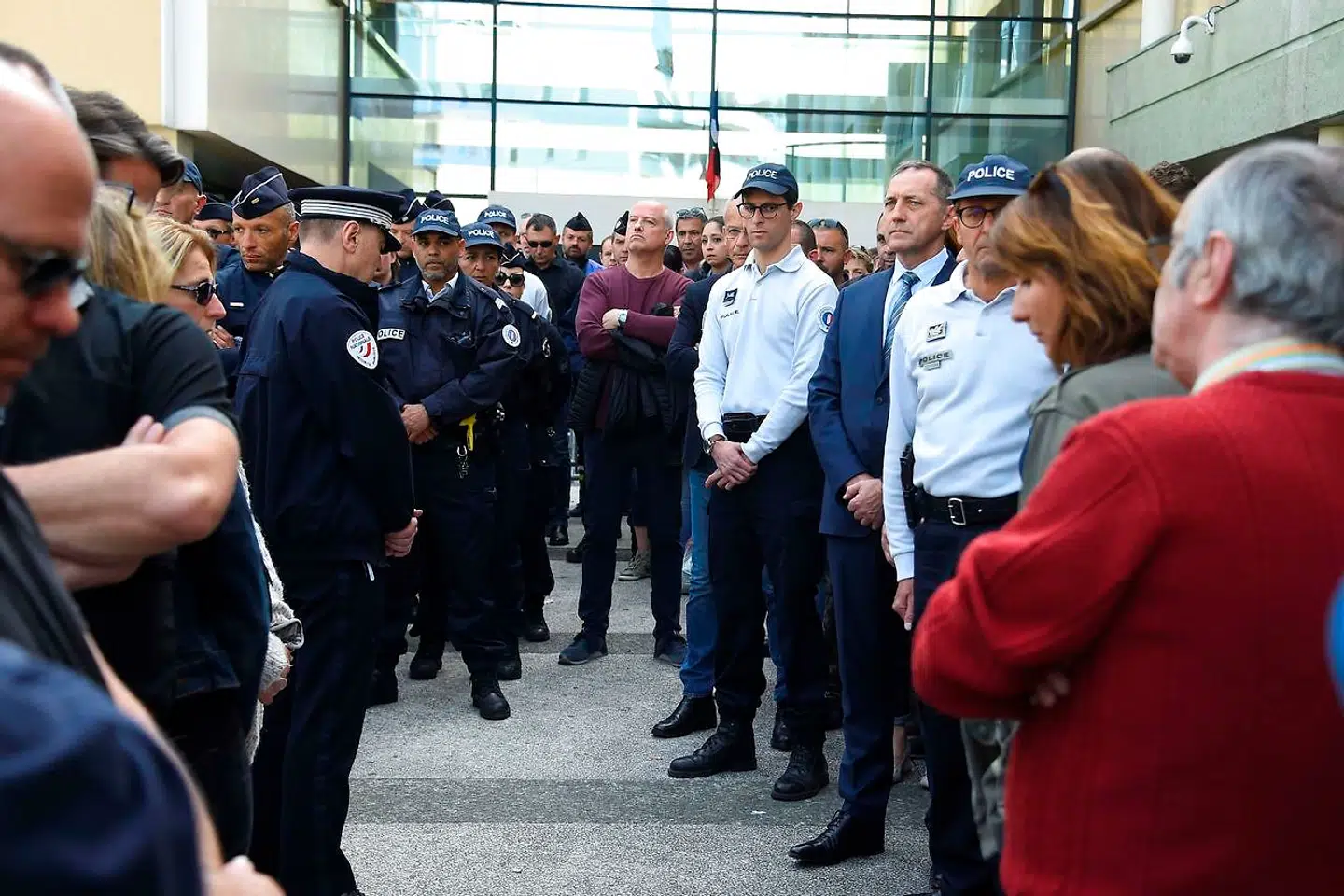 Fredag mindedes kollegerne på politigården i Montpellier en kvindelig betjent, der begik selvmord.