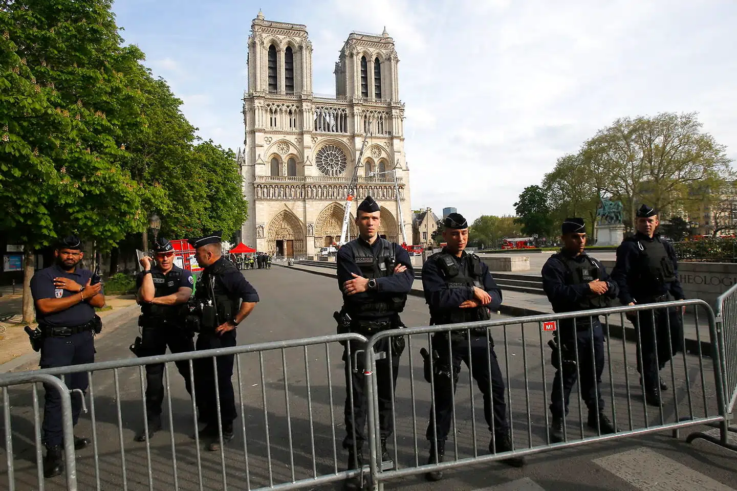 Politifolk bevogter sikkerhedszonen omkring Notre Dame efter mandagens brandkatastrofe. Endnu en ekstraordinær opgave for de i forvejen hårdt prøvede sikkerhedsstyrker.