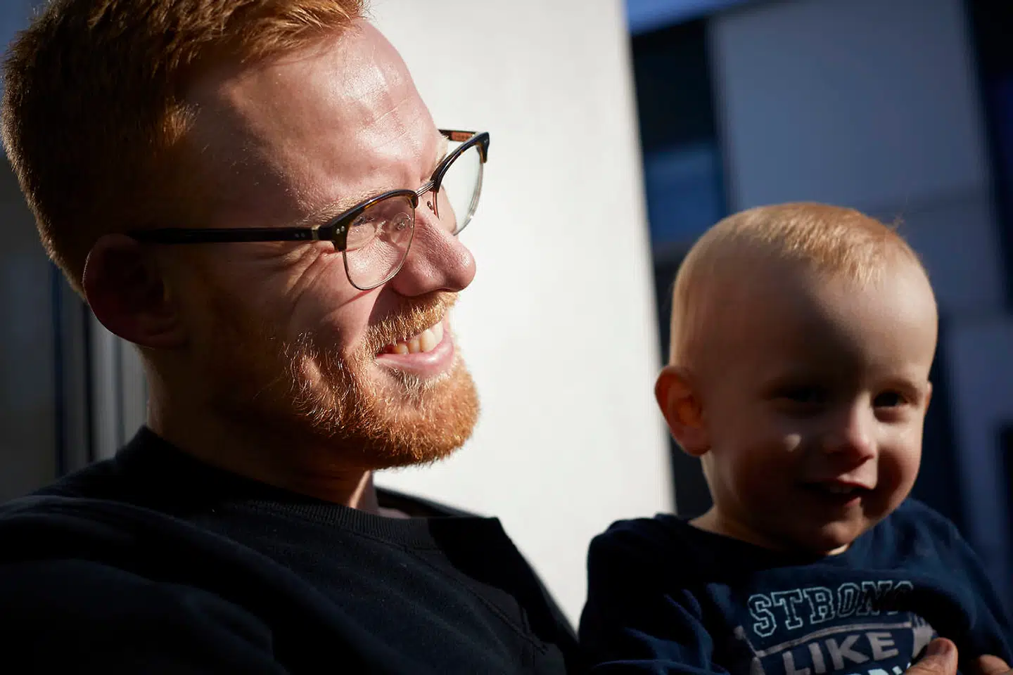 Emil Joensen Rønnebech med sønnen Viktor på to år. Emil lider af epilesi og kan få et implantat, der kan hjælpe med at dosere medicinen korrekt.