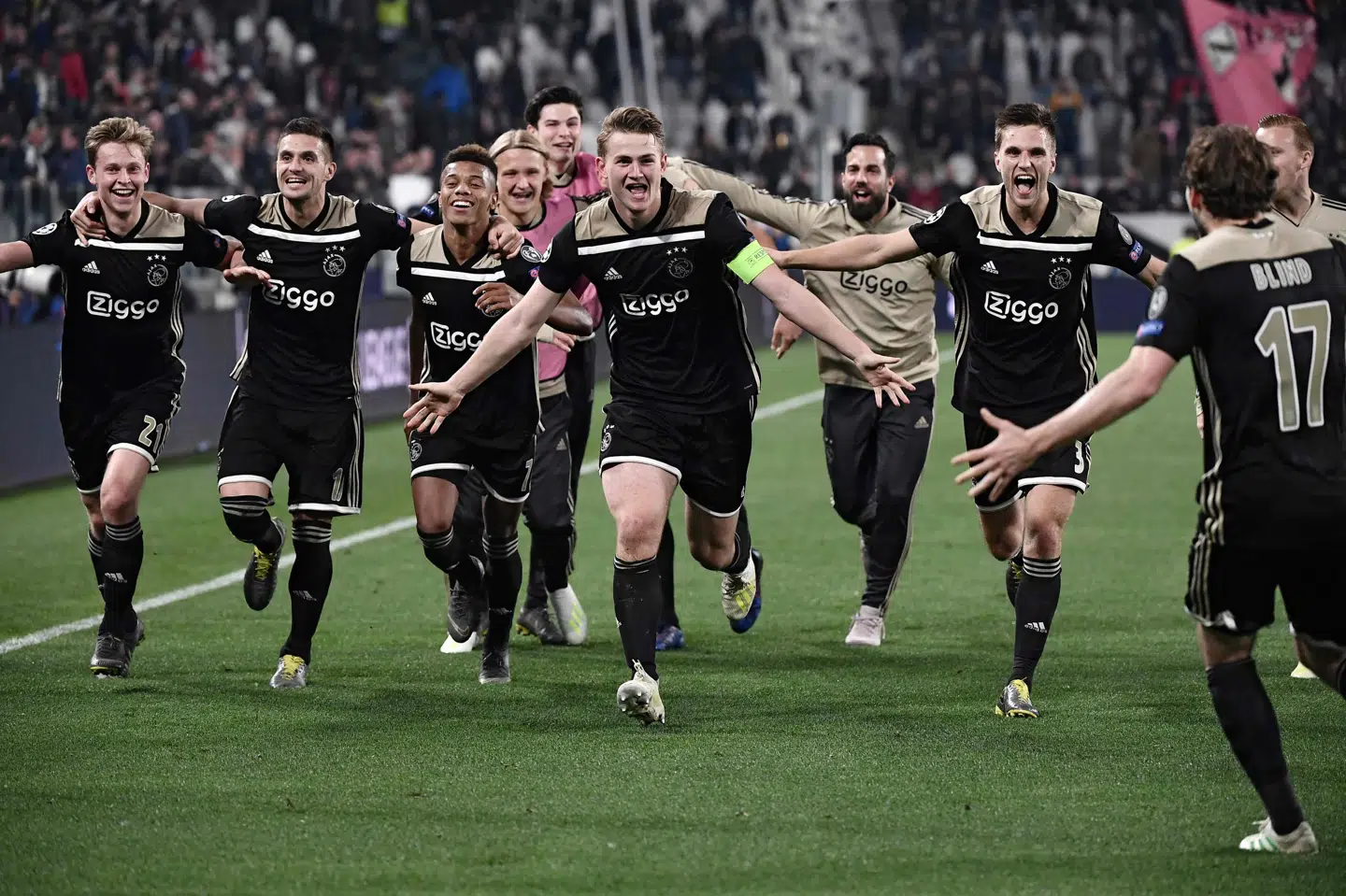 Ajax-spillere jubler efter denne uges sejr på udebane mod Juventus. For at give Ajax de bedste betingelser i semifinalen mod Tottenham har fodboldforbundet i Holland udsat en hel spillerunde. Marco Bertorello/Ritzau Scanpix