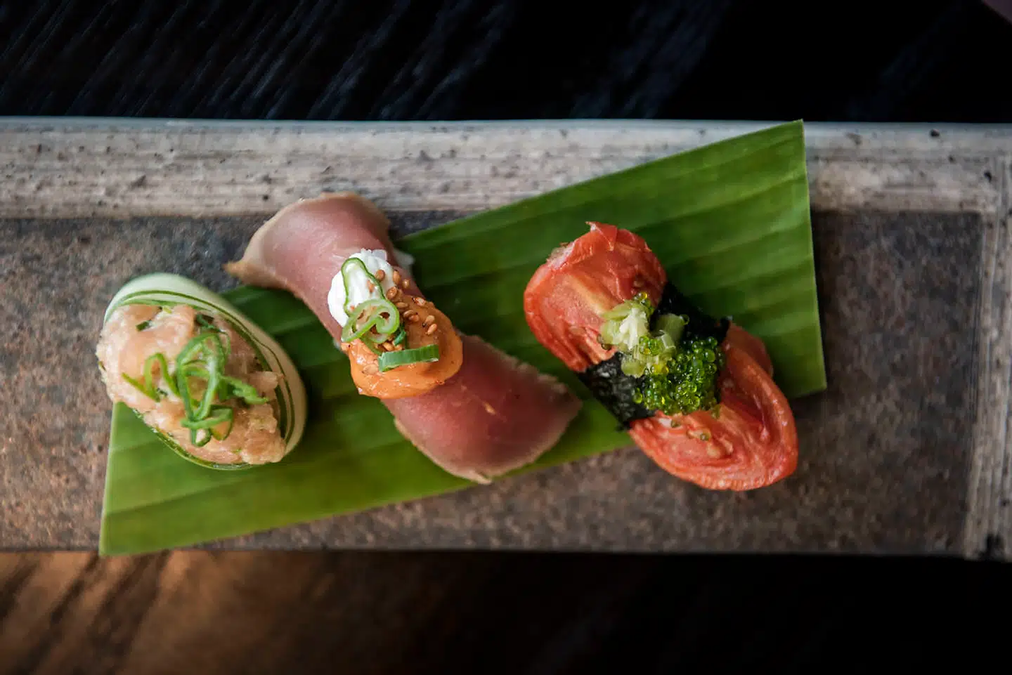 Nigiri fra Karma Sushi. Fra venstre er det gunkan af agurk med laksetatar, tun-tataki og dehydreret tomat.
