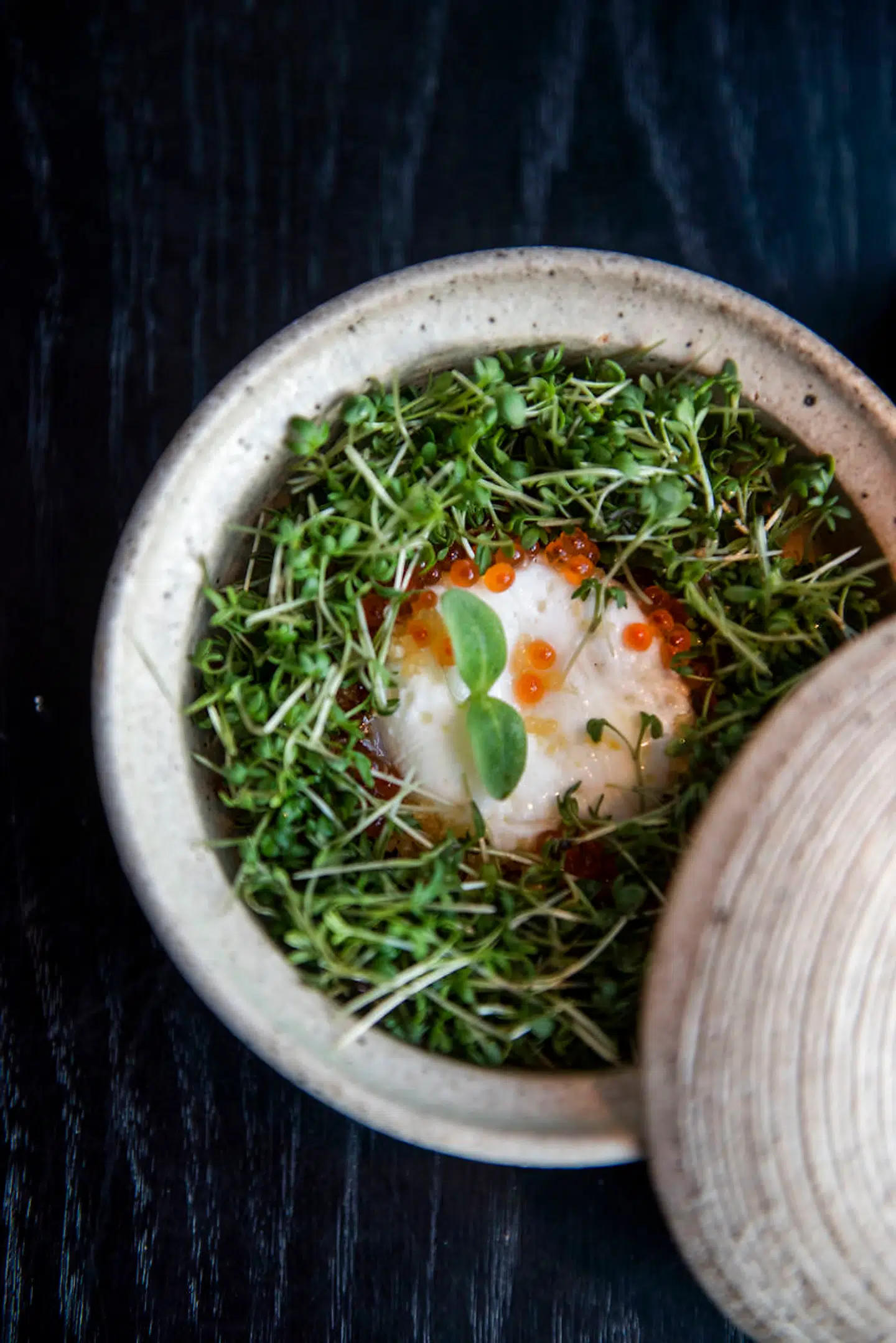 Pocheret æg serveret med lakserogn og lidt rå, søde rejer, karse, forårsløg og stegt kartoffel.