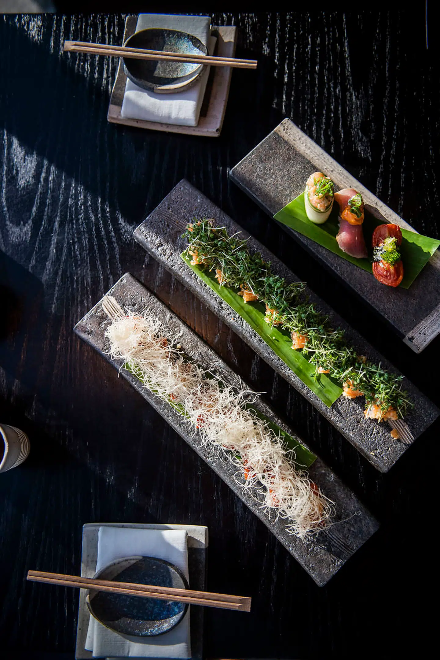 Fra venstre er det Cloudy Rainbow (rulle). I midten: Karma Crunch (rulle) og til højre gunkan af agurk med laksetatar, dehydreret tomat og tun-tataki.