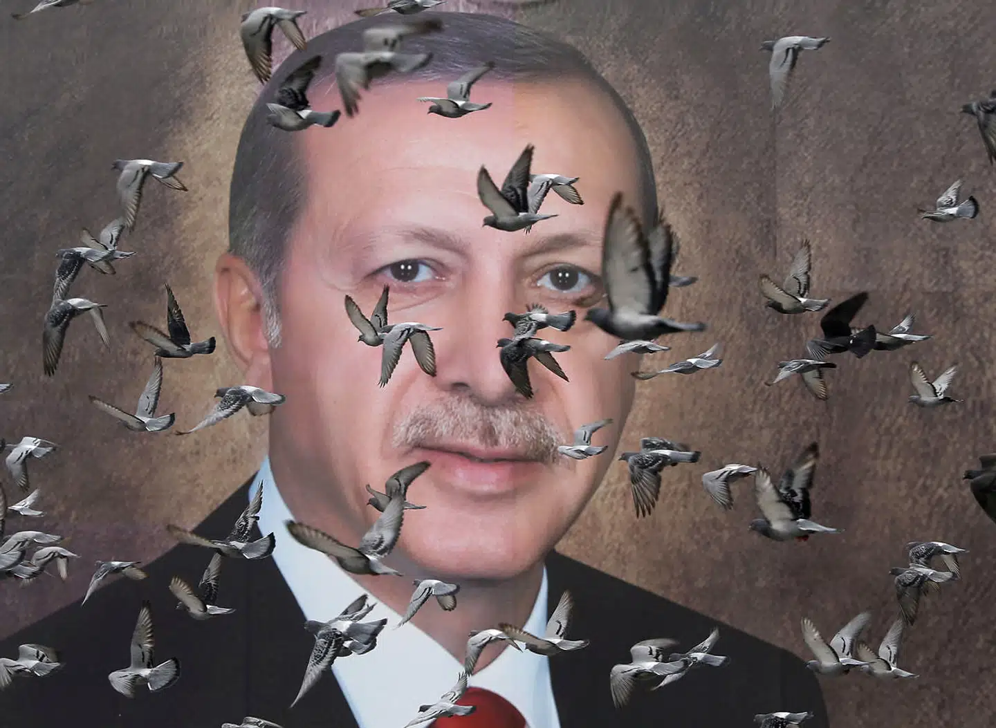 Erdogans AKP-parti har anmodet om at få annulleret hele lokalvalget i Istanbul, hvor hans borgmesterkandidat tabte med blot få tusinde stemmer. Partiet mener, at det bør gå om.
