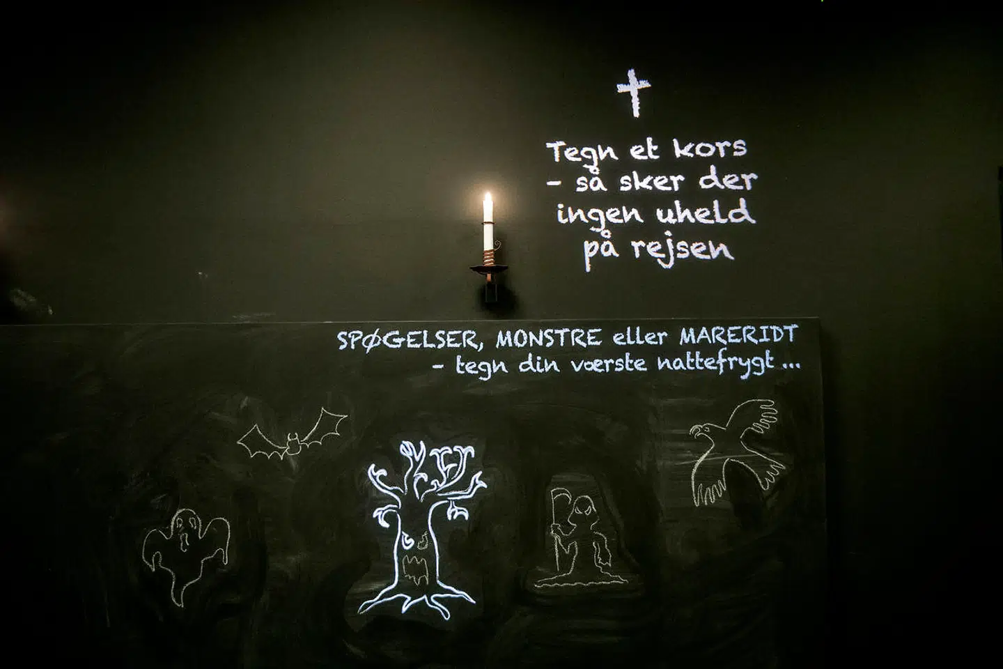 De besøgende bliver sendt ind gennem Nationalmuseets udstilling »Sov Godt« i hold. Før man går ind bag de sorte forhæng, bliver man bedt om at tegne sine værste mareridt