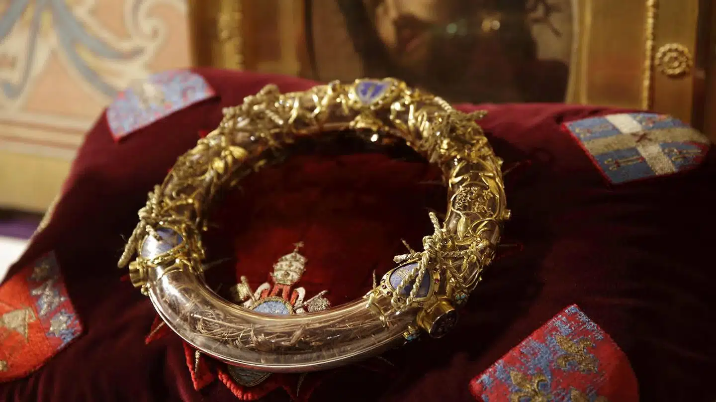 Jesus`tornekrans udstillet i 2014 i Notre Dame. REUTERS/Philippe Wojazer (FRANCE - Tags: RELIGION TPX IMAGES OF THE DAY)