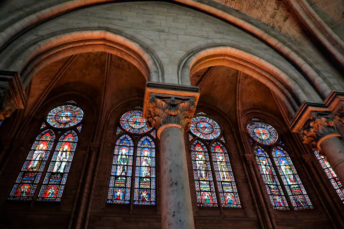 Et udsnit af Notre-Dames muligvis beskadigede glasmosaikker, her fotograferet før branden.