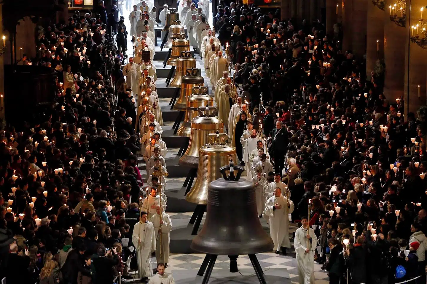 På dette fotografi fra 2014 er de nye klokker placeret i katedralens midtergang.(Photo by Kenzo TRIBOUILLARD / AFP)