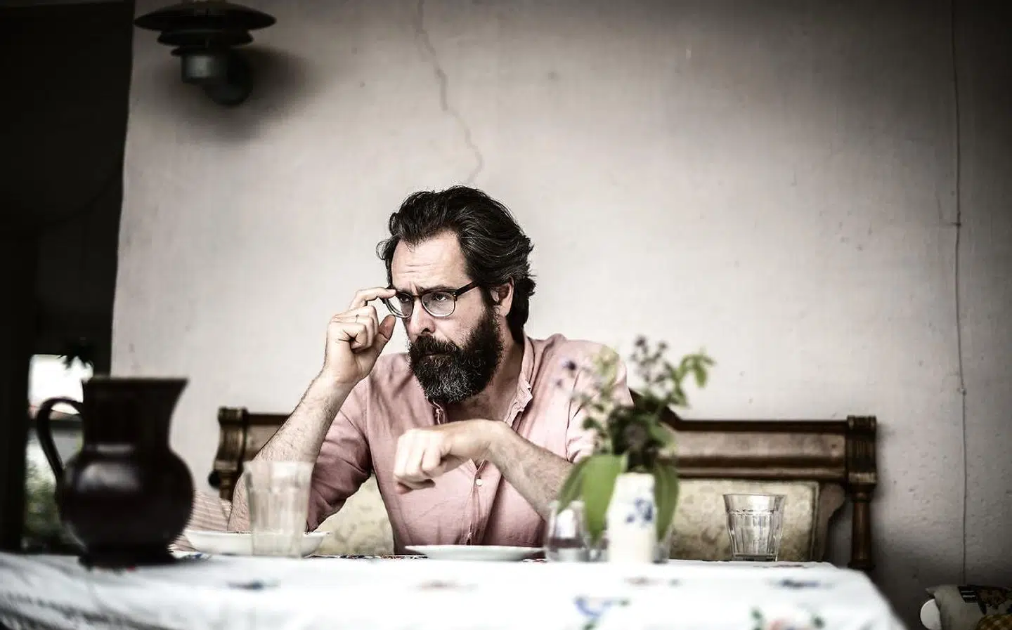 Anders Morgenthaler har sammen med Marie Louise Tüxen skrevet »Helle Erobreren«. Romanen er første bind i en planlagt serie på tre. Desværre.