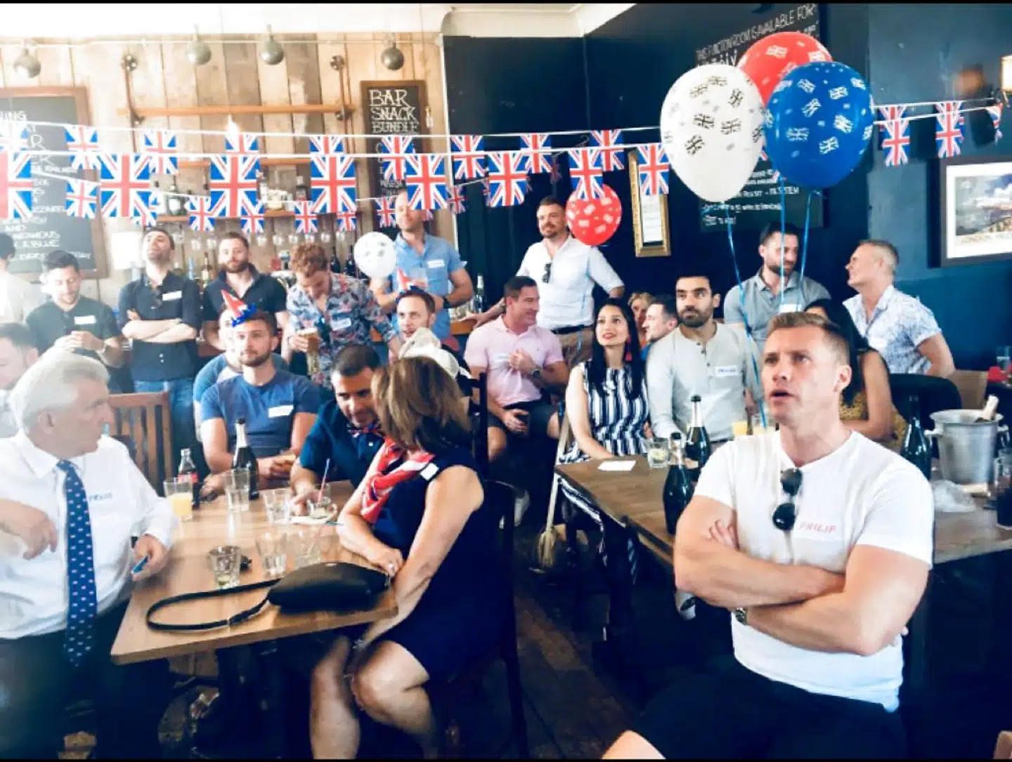 Der er altid et publikum til kongelige begivenheder i Storbritannien. Her følger folk med i Harry og Meghans bryllup på Railway Pub i London, 19. maj 2018.