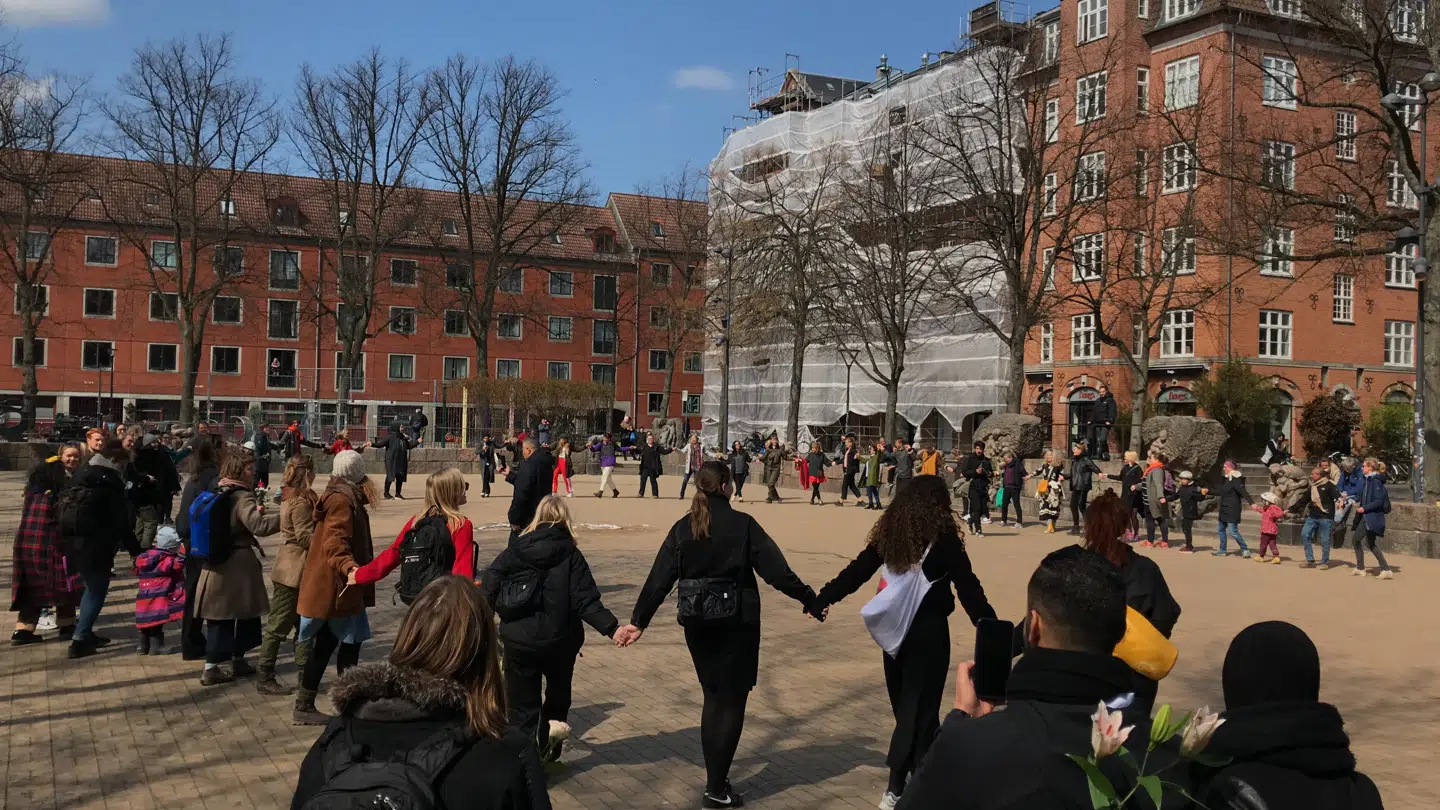 Blågårds Plads tirsdag, hvor mange af de fremmødte dansede kædedans på fodboldbanen.