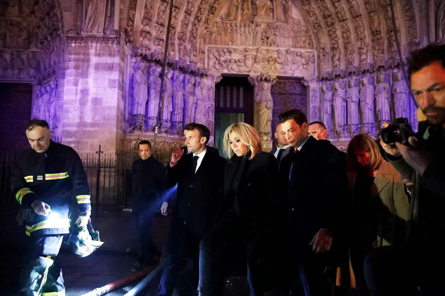 Præsident Emmanuel Macron besøger sammen med sin kone Brigitte brandfolkene under mandag aftens deperate kamp for at redde Notre Dame fra at kollapse.