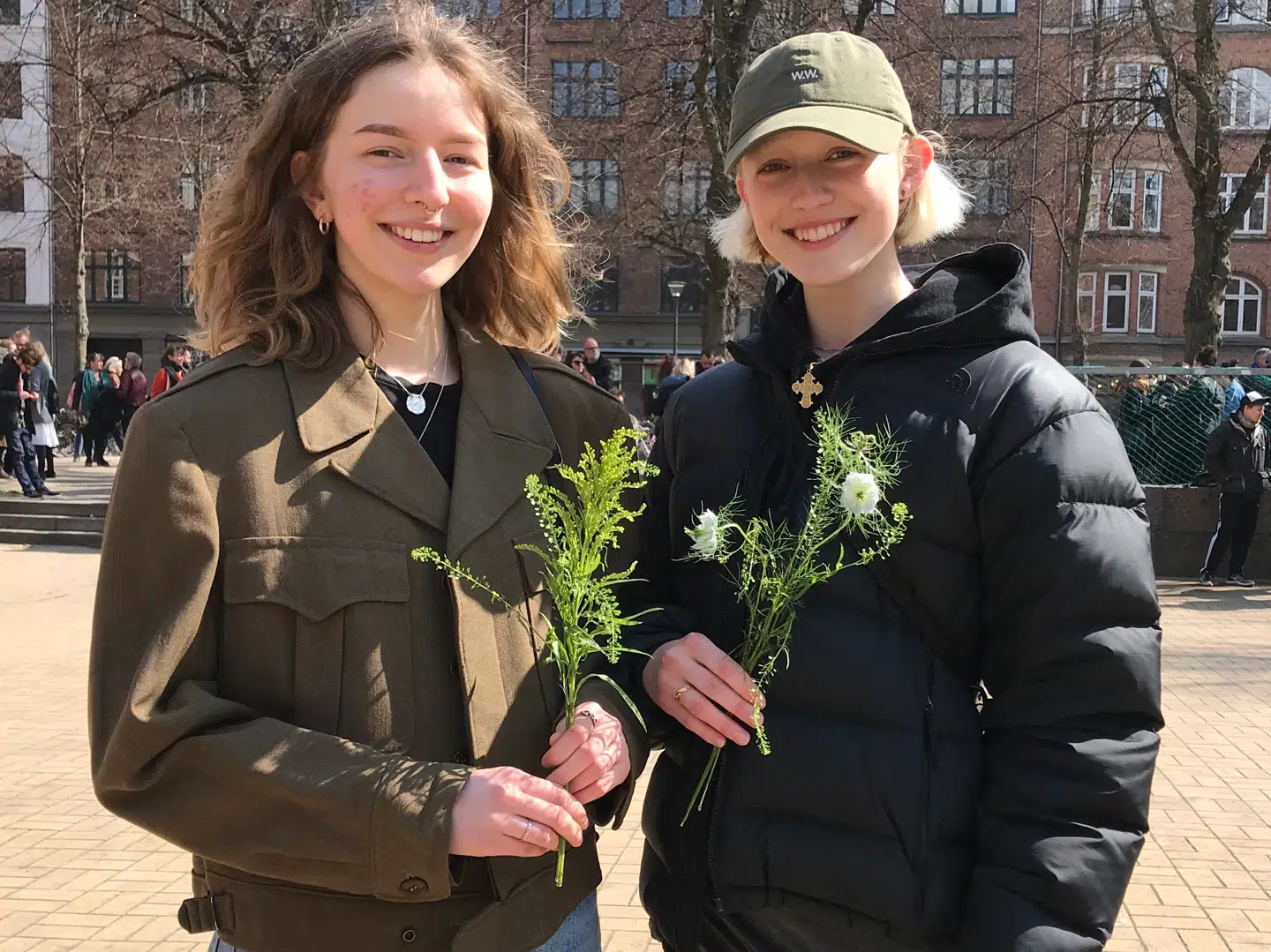 Anne Hartung Olsen (tv) og Clara Thorndahl er meget glade for, at de valgte at bruge en feriedag på at tage ind til Blågårds Plads på Nørrebro og bakke op om fredsdemoen.