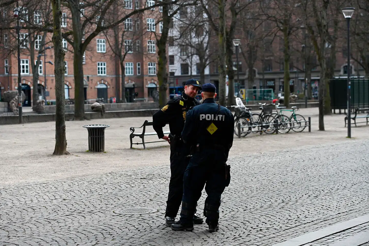 Politiet undersøger et mistænkeligt forhold på Blågårds Plads og finder genstand som ligner en håndgranat (Foto: Philip Davali/Ritzau Scanpix)